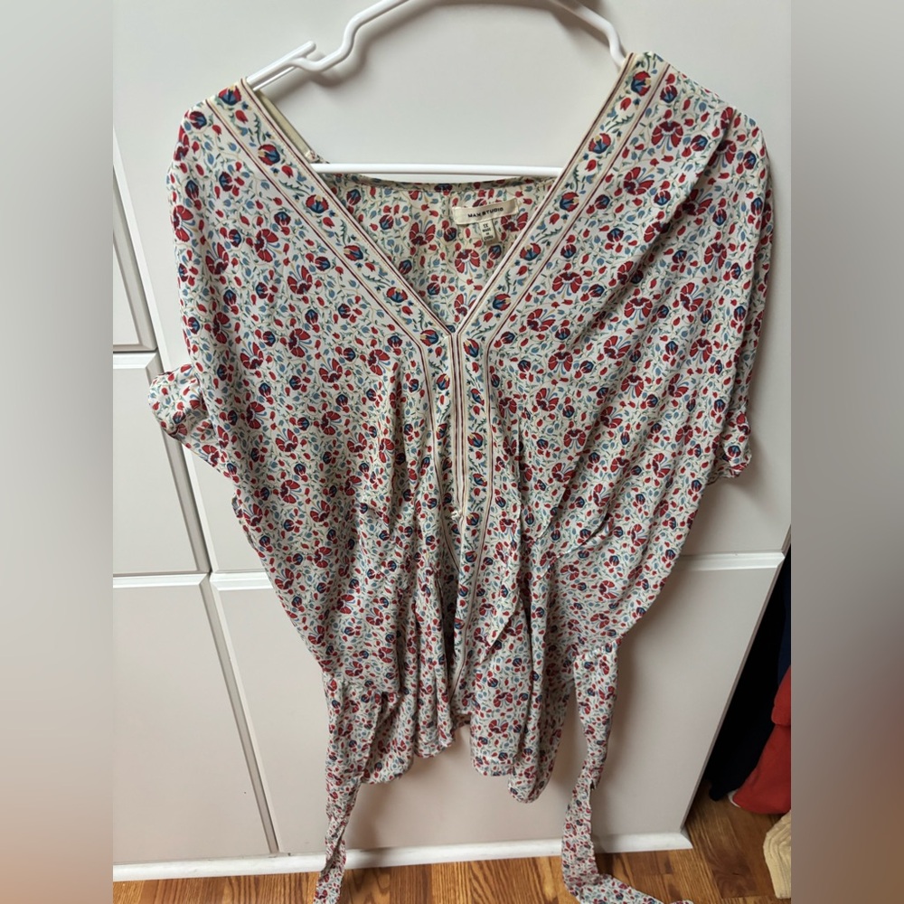 Max Studio 1X blouse in blue and red with cute tie for the back